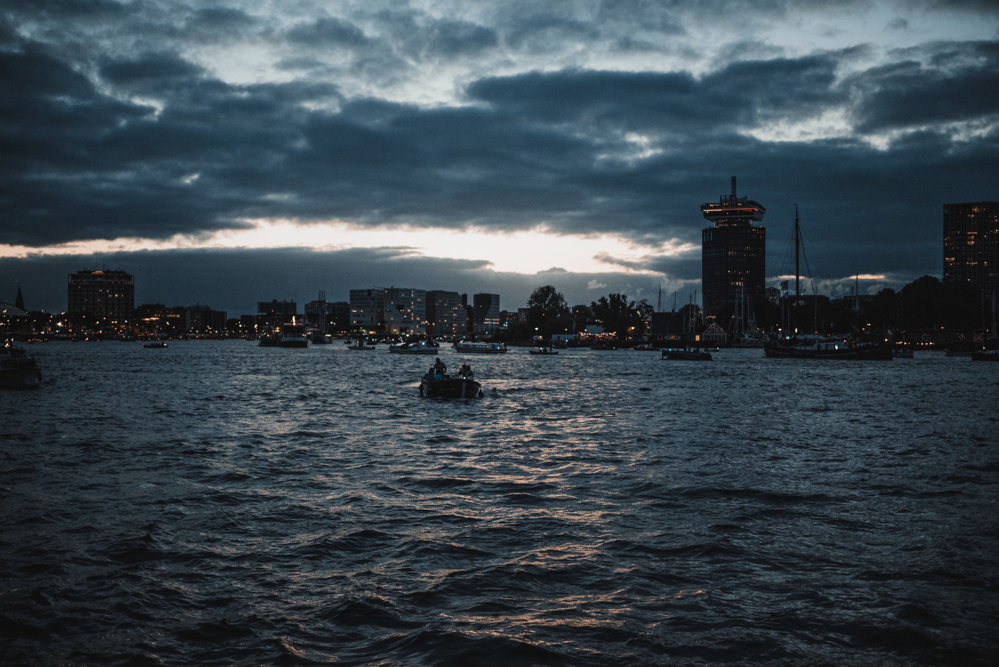 De avond tijdens SAIL Amsterdam, met een boot op het water