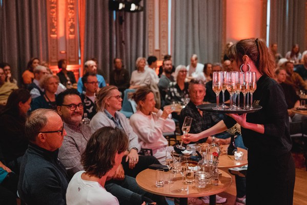 Er wordt wijn uitgedeeld tijdens Veni Vidi Vino op het LIFF
