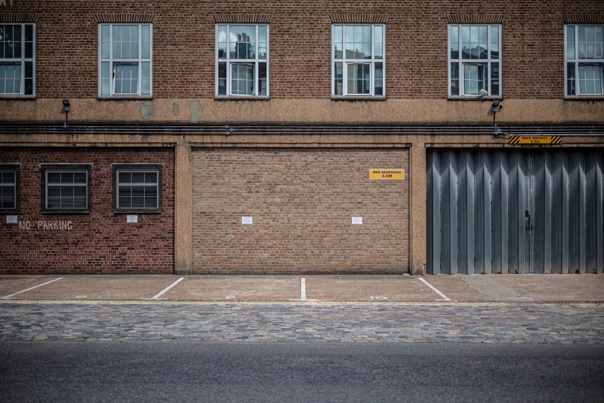 Een gebouw in Londen, recht van voren, met vlak licht.