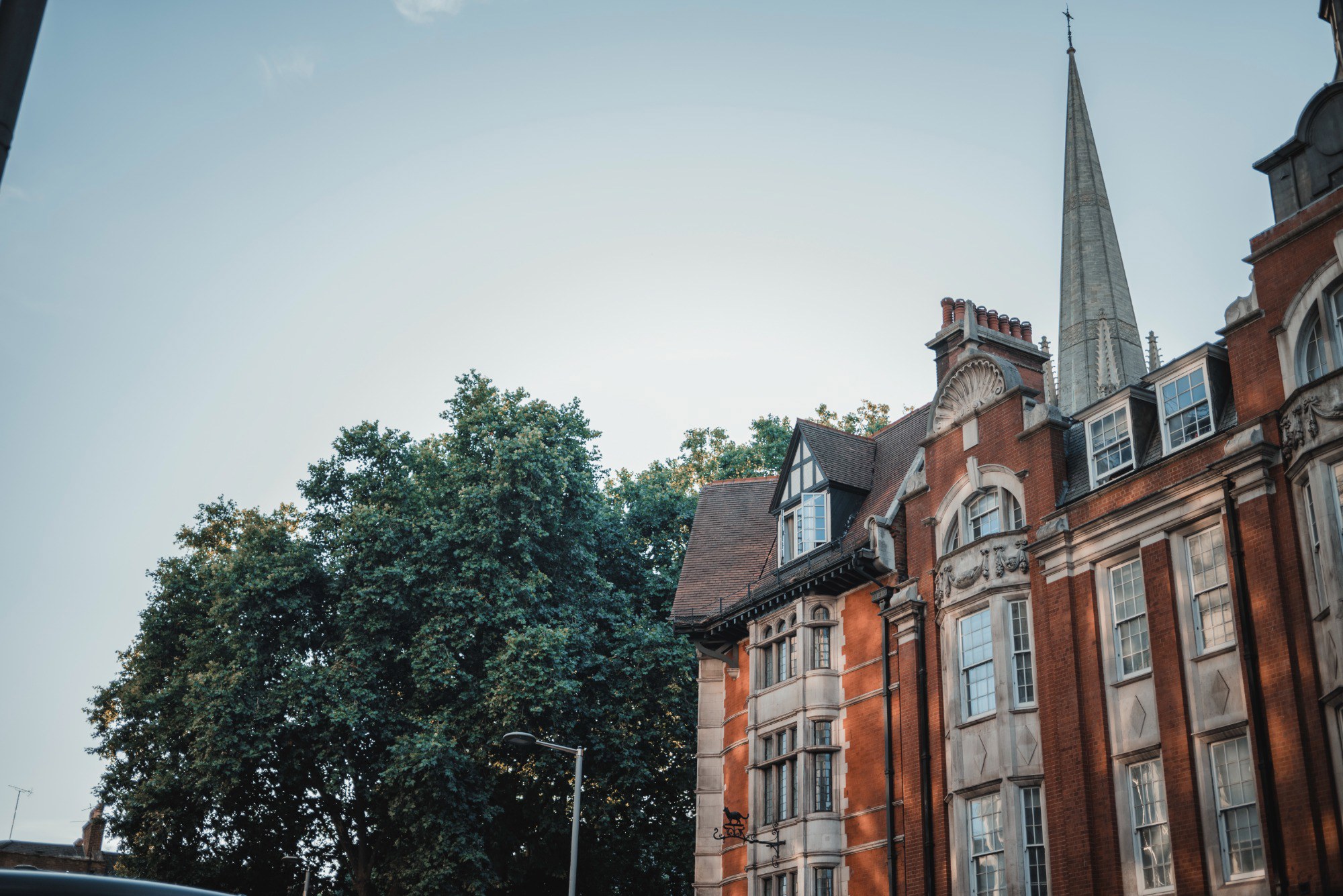 De zon weerkaatst tegen oude gebouwen in Londen