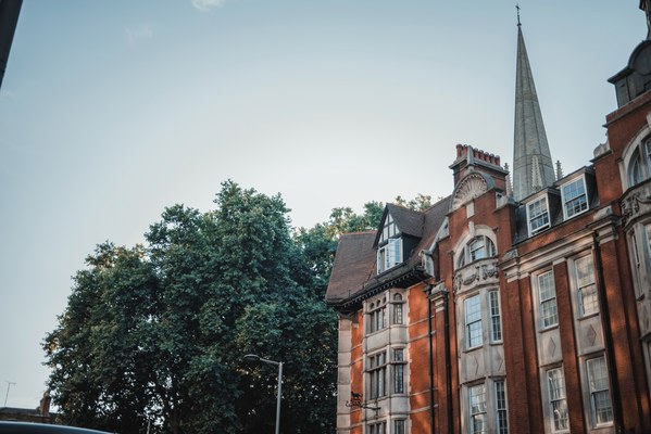 De zon weerkaatst tegen oude gebouwen in Londen