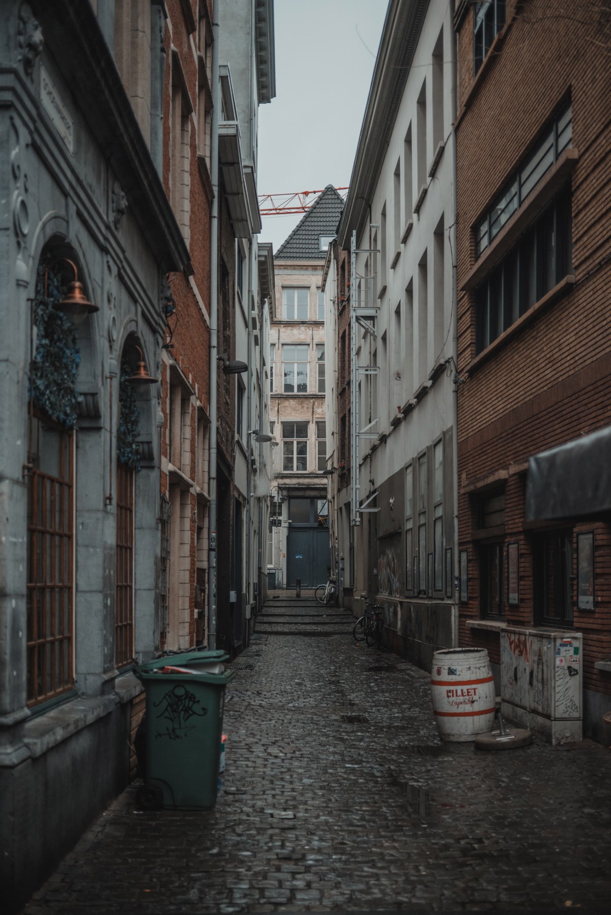 Een verlaten steegje in Antwerpen