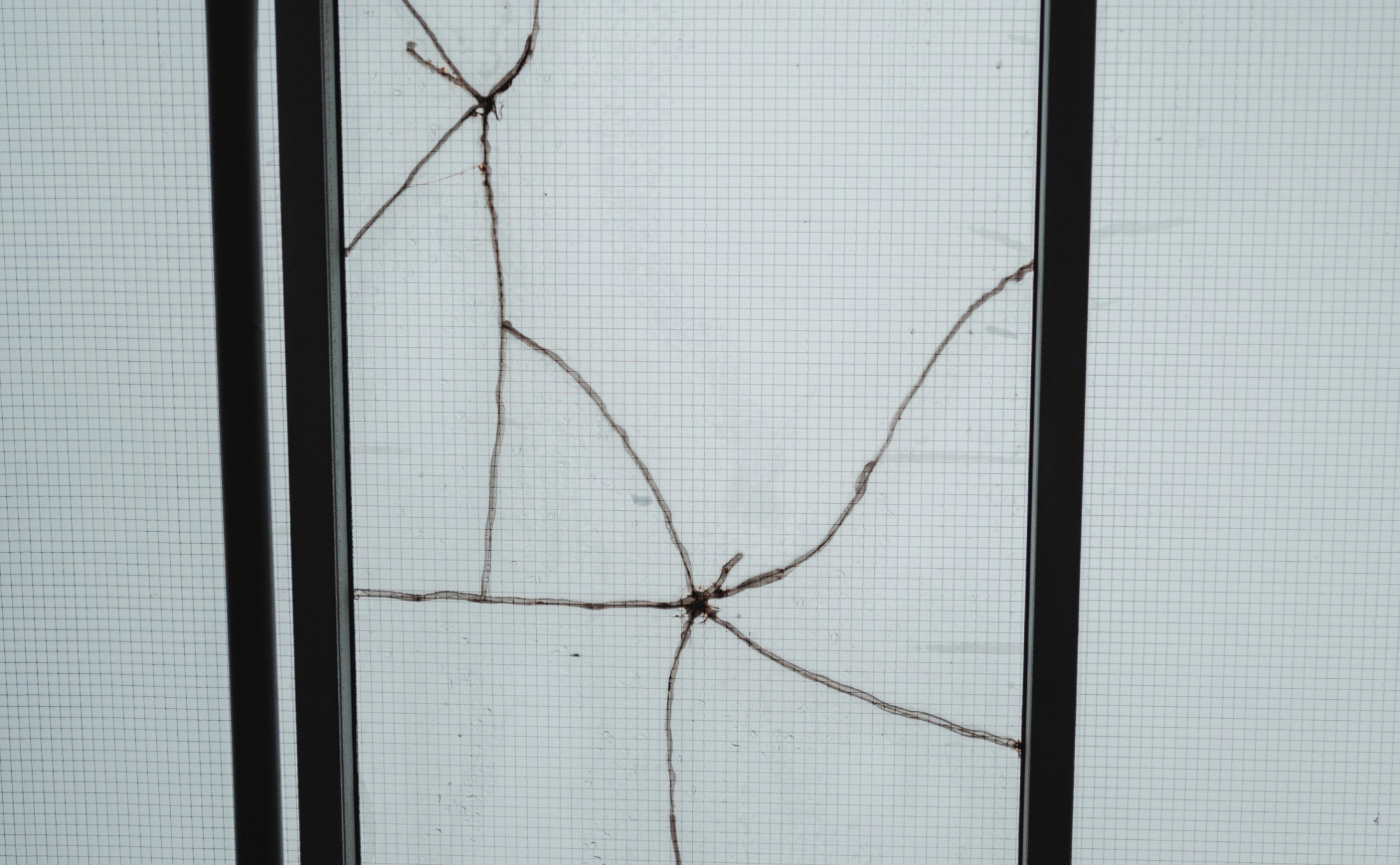 Een barst in het raam in het Royal Delft Museum