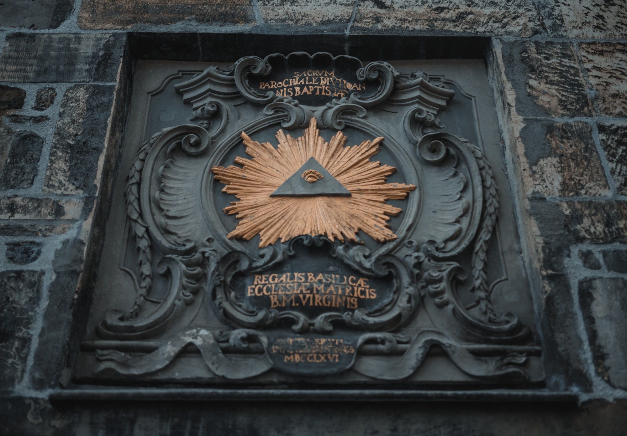 Illuminati-achtig oud beeldwerk in Aachen