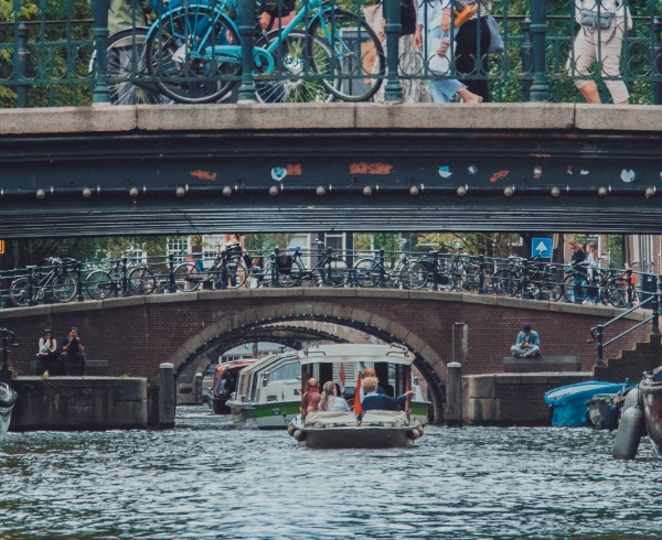 De grachten van Amsterdam met vele bruggen