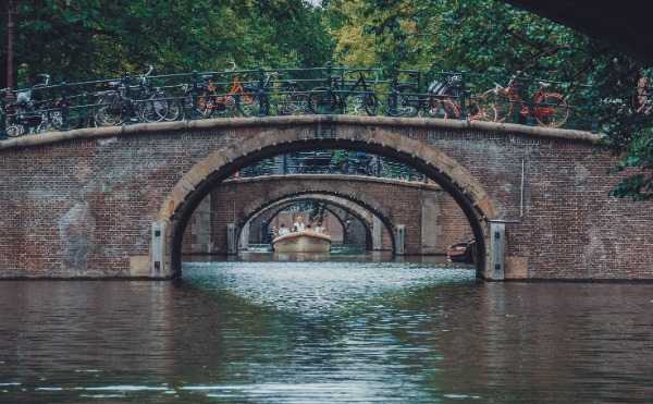 De grachten van Amsterdam met vele bruggen