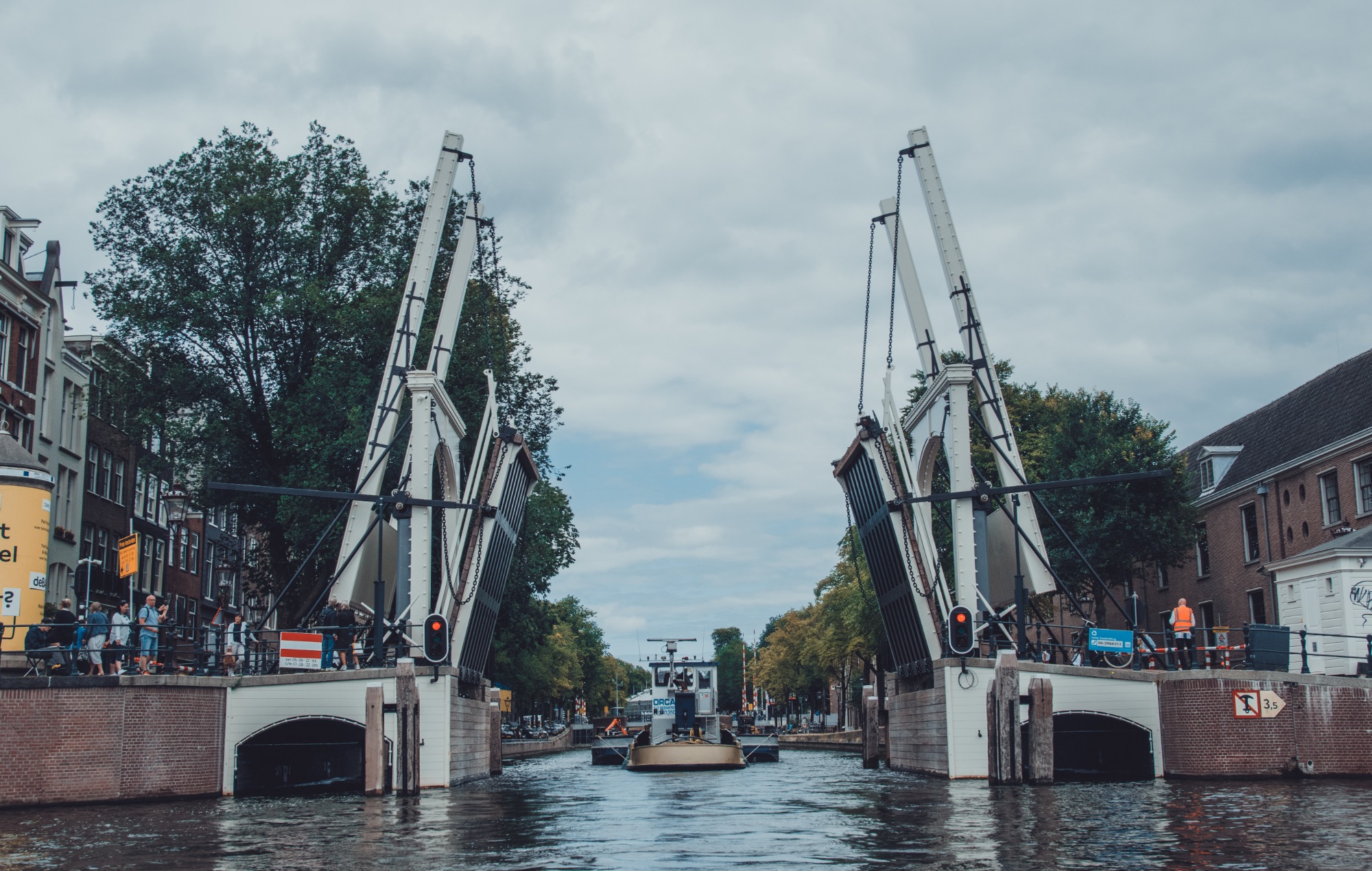 Een openstaande brug in Amsterdam
