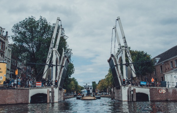 Een openstaande brug in Amsterdam