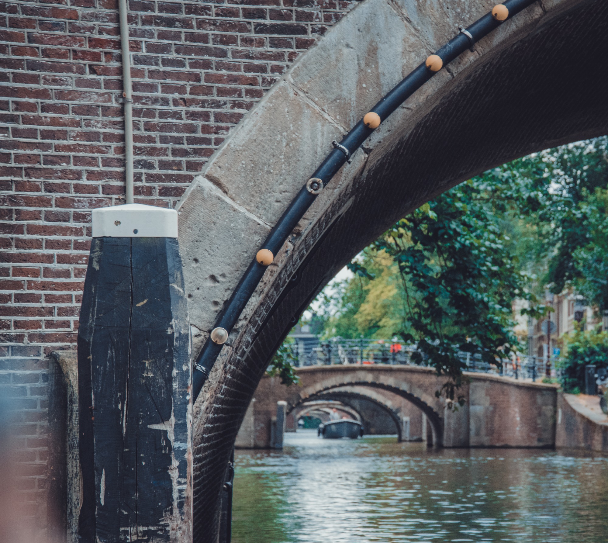 Een brug in Amsterdam, met erachter meer bruggen.