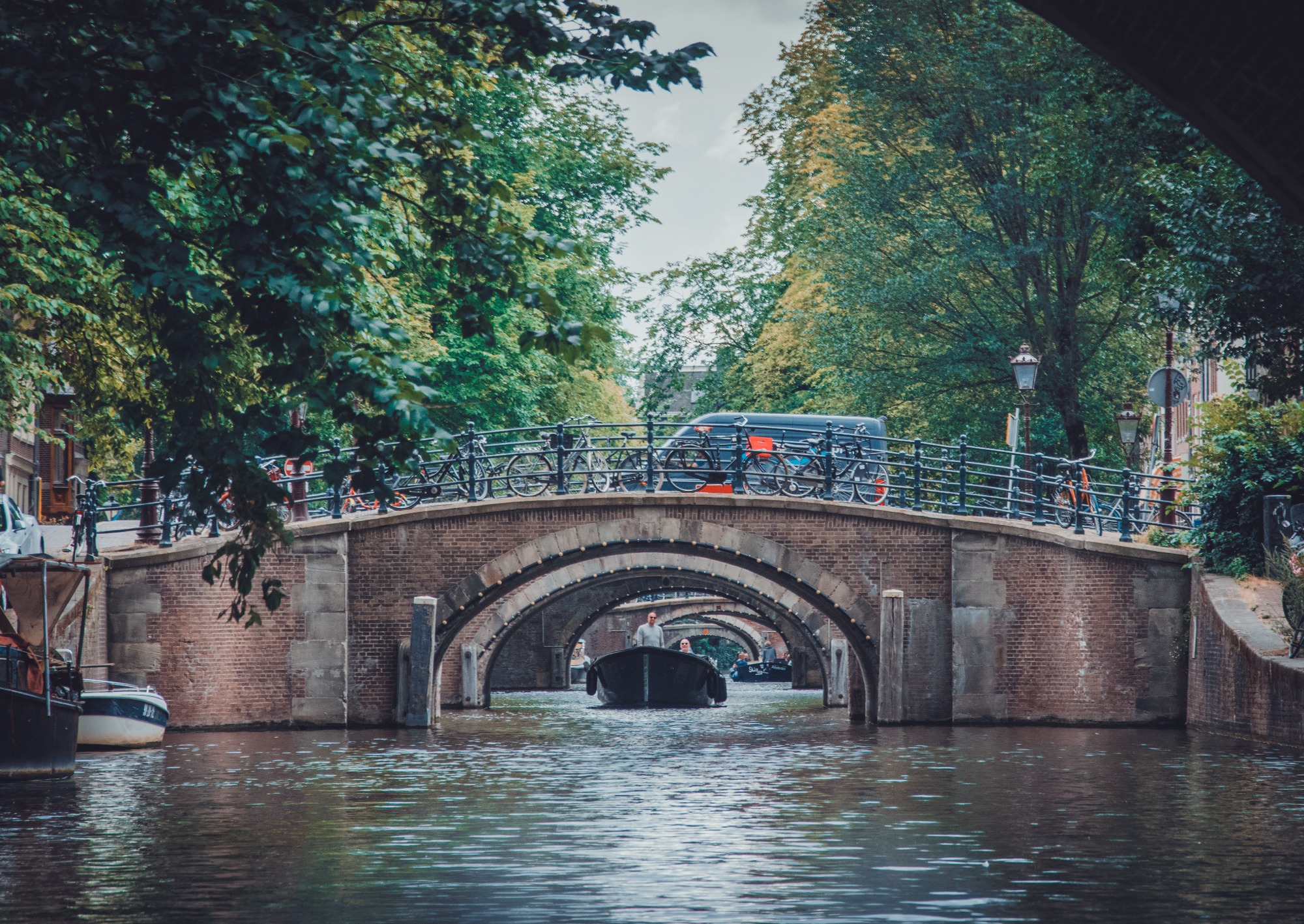 Bruggen vanaf het kanaal in Amsterdam