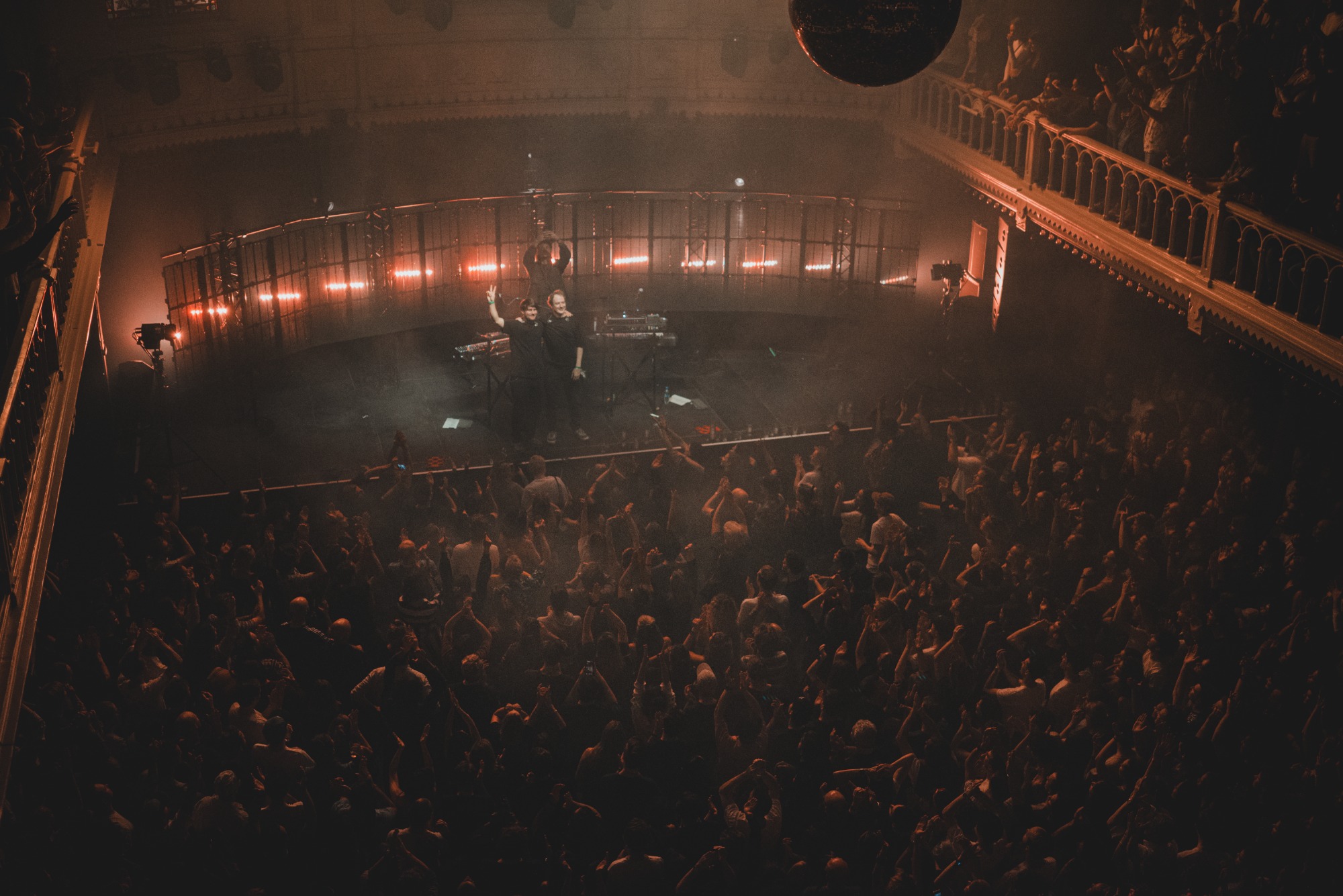 Bovenaanzicht van Weval in Paradiso, met een volle zaal