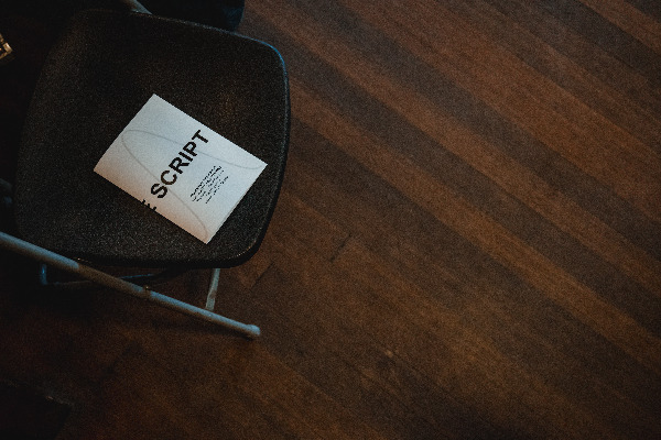 Een stoel met een Flip the Script programmaboekje