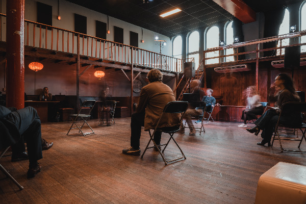 Een theaterspel tijdens Flip the Script. Een experiment in beweging.