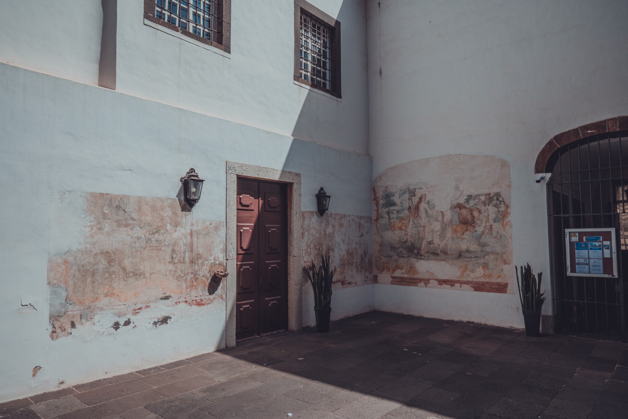 Een deur achter een kerk