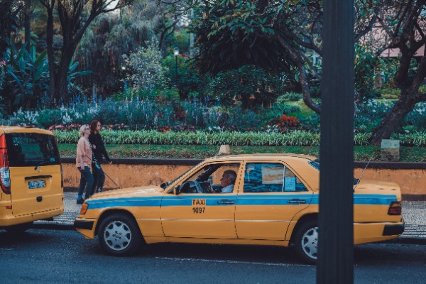 Een man in een taxi