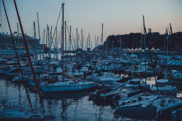 Boten in de jachthaven