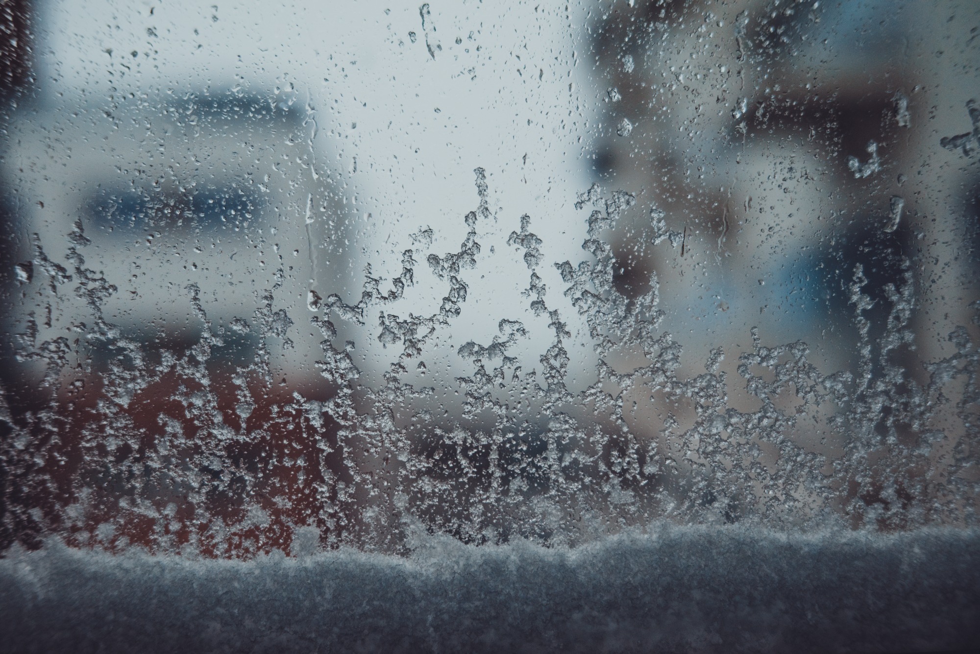 Sneeuw tegen het raam