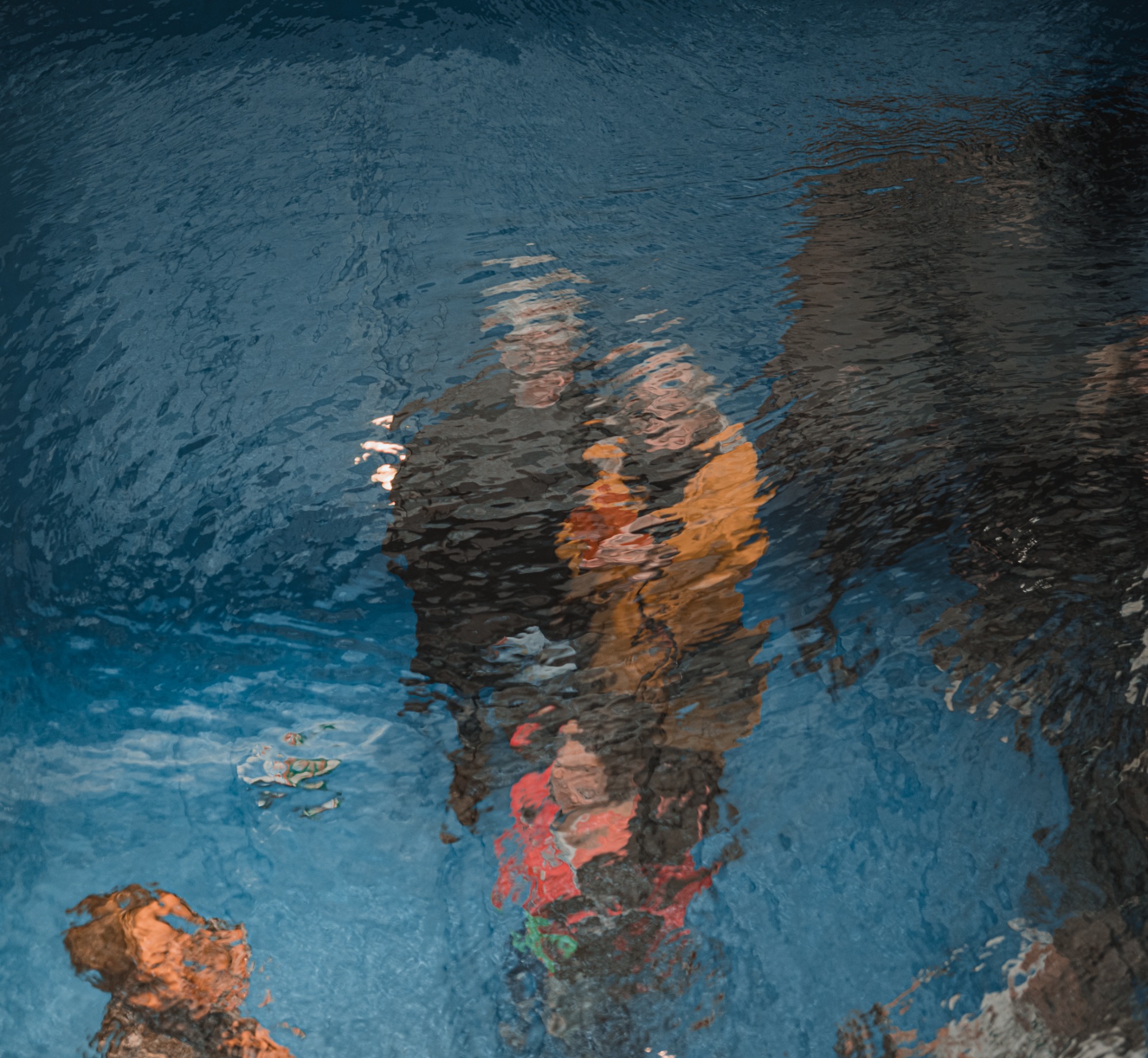 Mensen in het zwembad van Museum Voorlinden