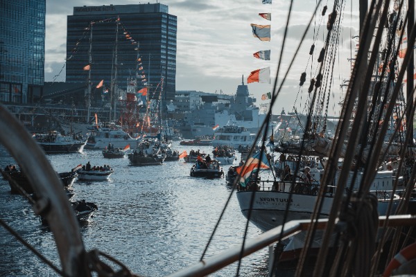 Allerlei boten tijdens SAIL Amsterdam, vanaf de Bark Europa, in de zon