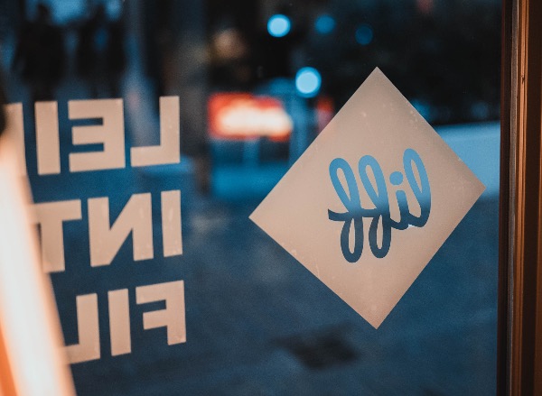 LIFF logo in spiegelbeeld op een raam