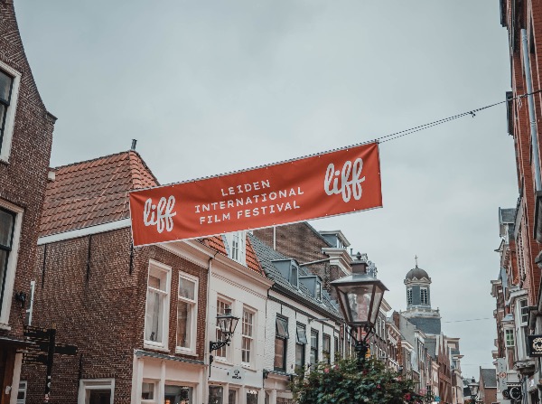 Een spandoek voor het Leids Film Festival hangt in de straat