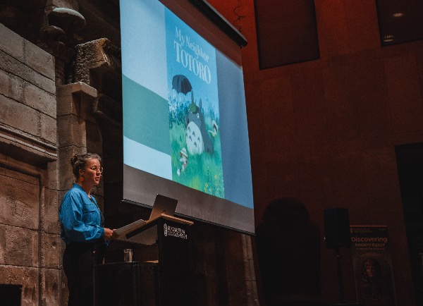 Een intro bij een filmvertoning tijdens het LIFF in het Rijksmuseum van Oudheden