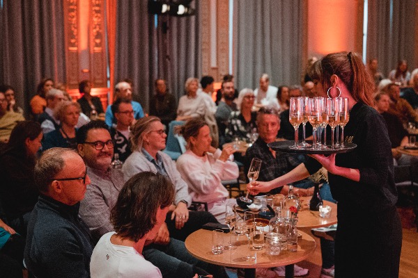 Er wordt wijn uitgedeeld tijdens Veni Vidi Vino op het LIFF