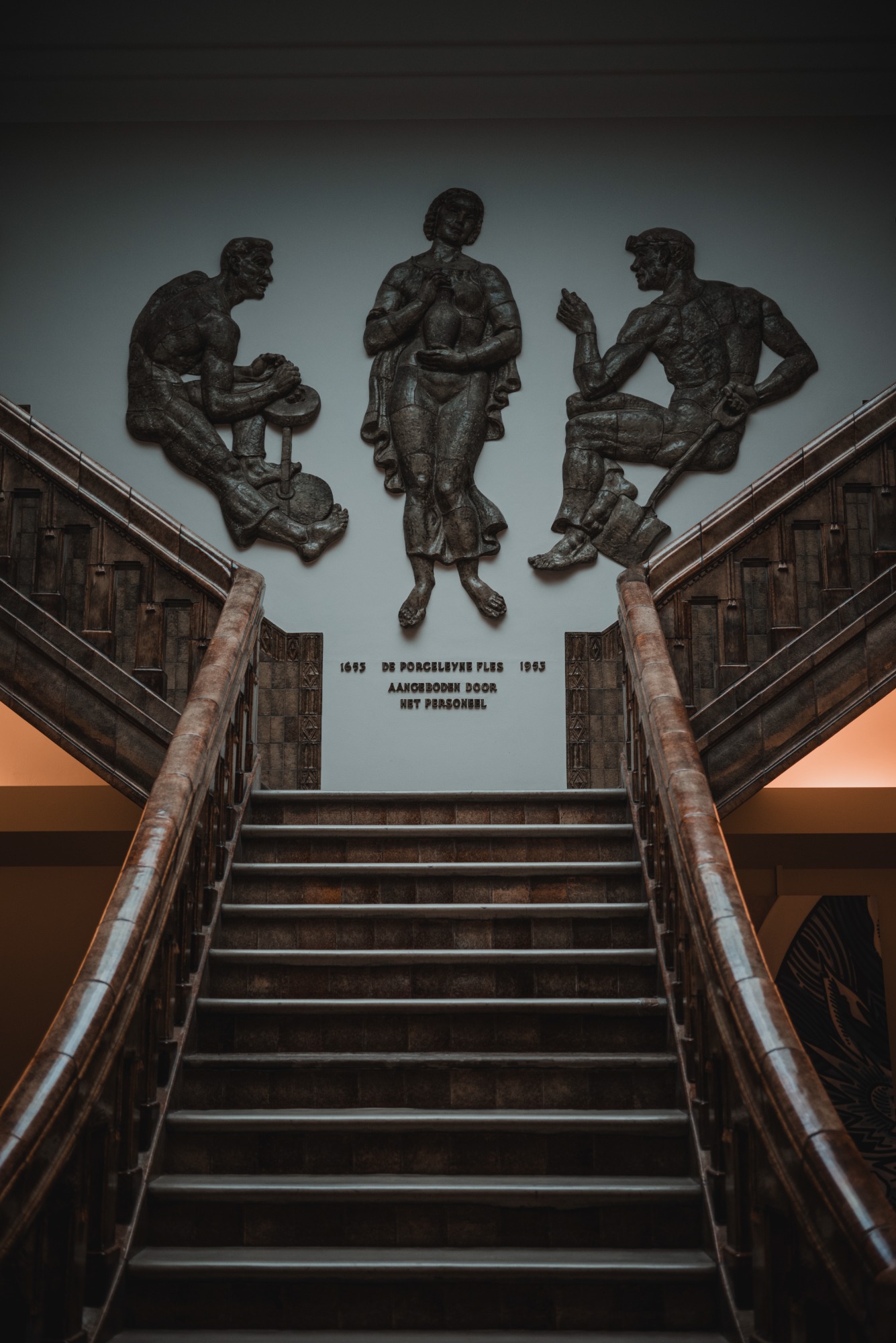 Een trap in het Royal Delft Museum, met opschrift De Porceleynen Fles