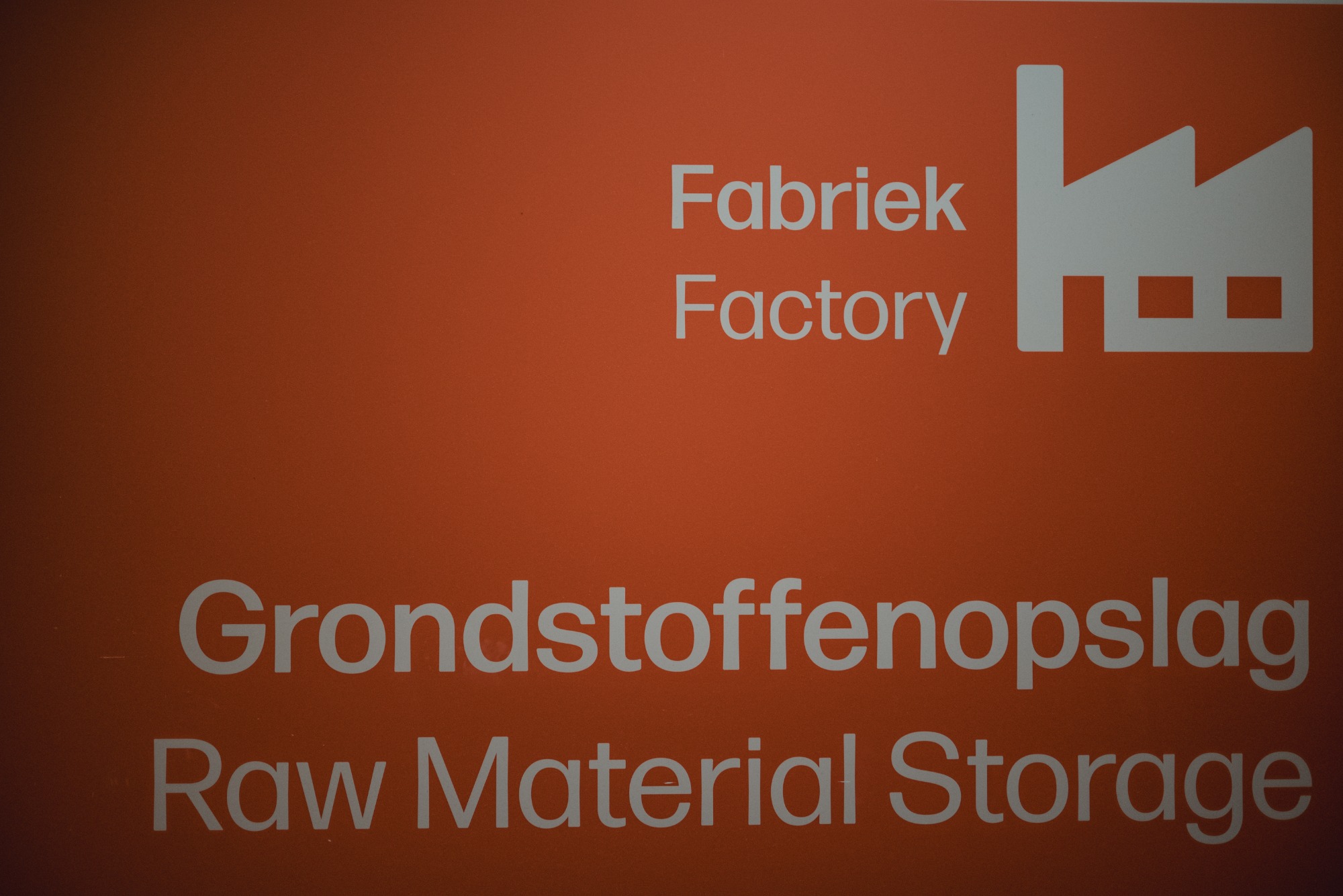 Grondstoffenopslag bord in het Royal Delft Museum