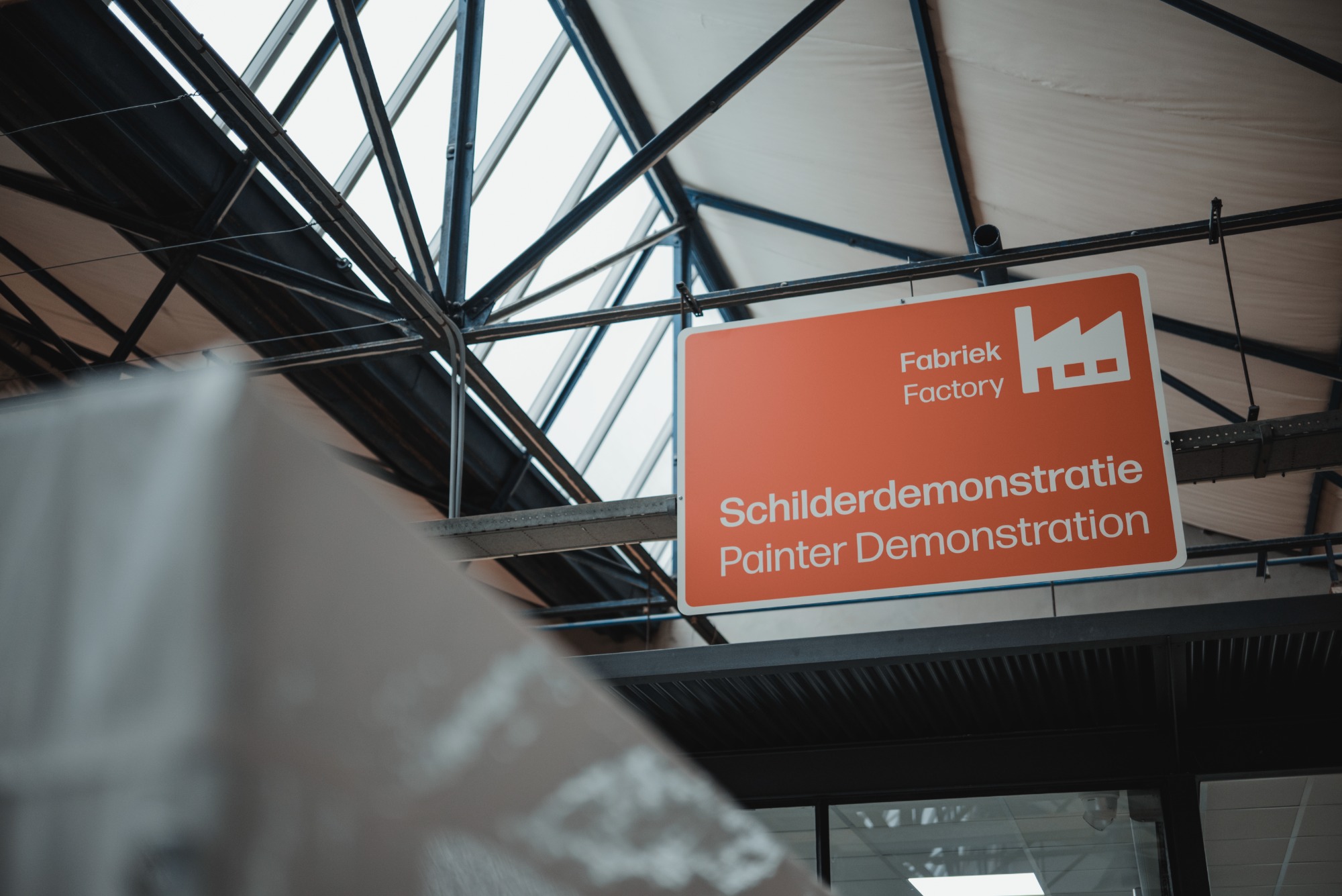 Het dak en een bord in het Royal Delft Museum