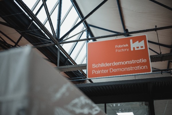 Het dak en een bord in het Royal Delft Museum