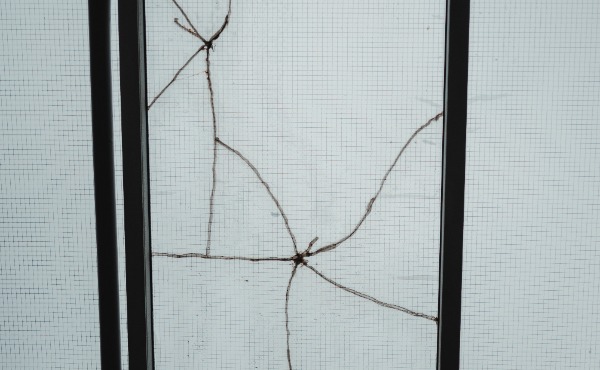 Een barst in het raam in het Royal Delft Museum