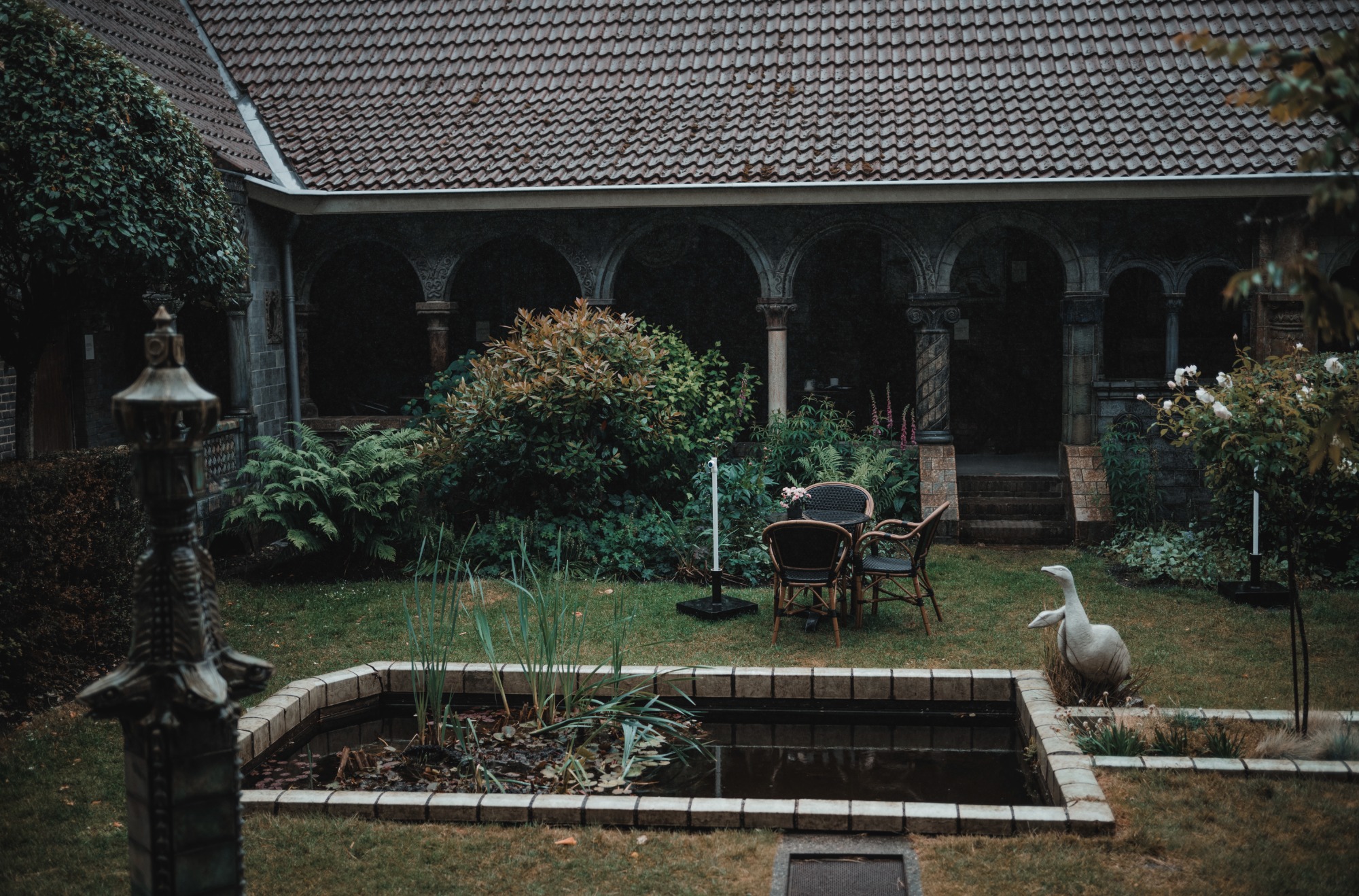 De binnentuin van het Royal Delft Museum