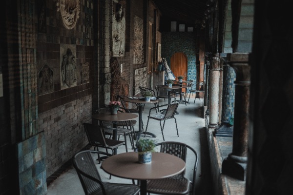 De binnenplaats met tafels en stoelen in het Royal Delft Museum