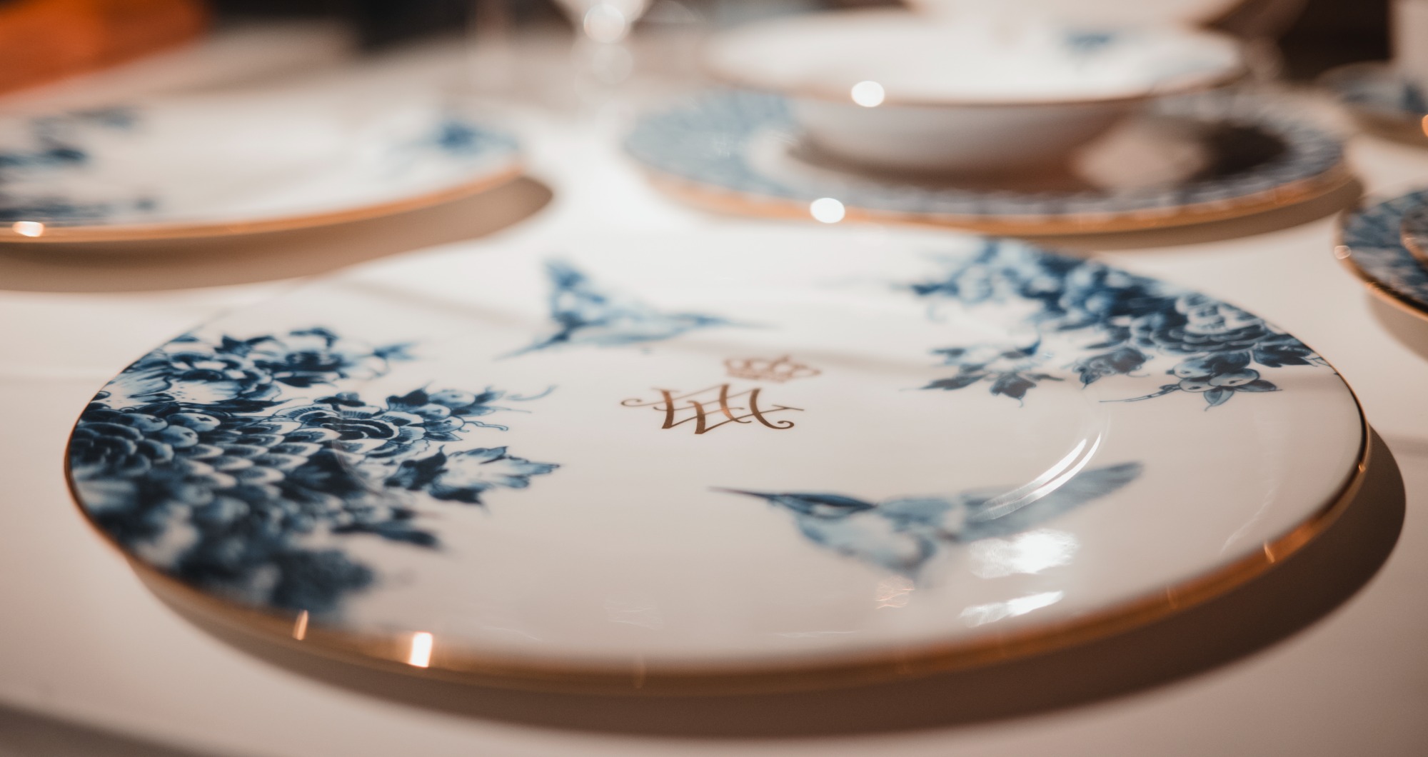 Het Delfts blauwe bord voor Willem Alexander in het Royal Delft Museum