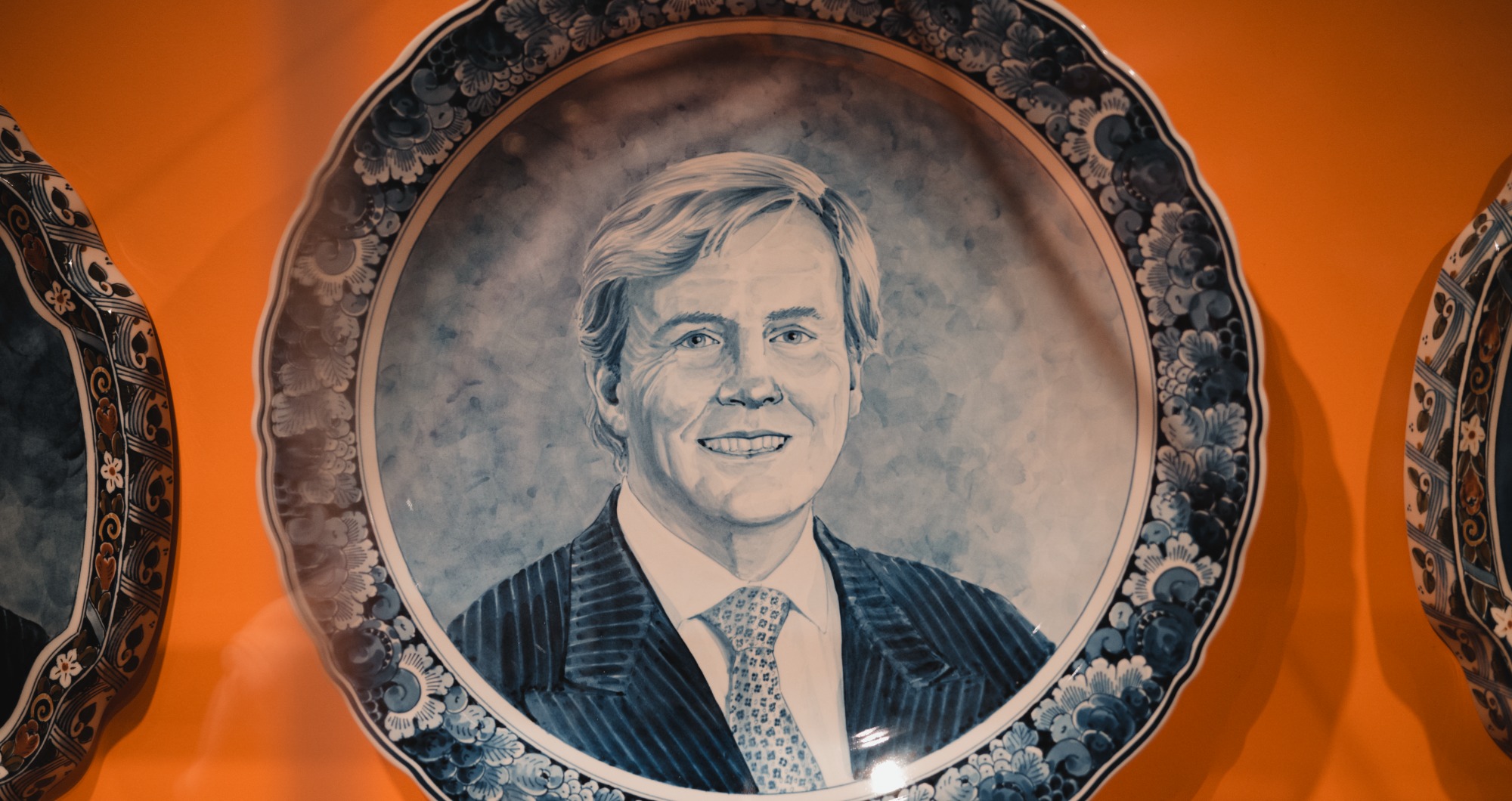 Willem Alexander in Delfts Blauw in het Royal Delft Museum
