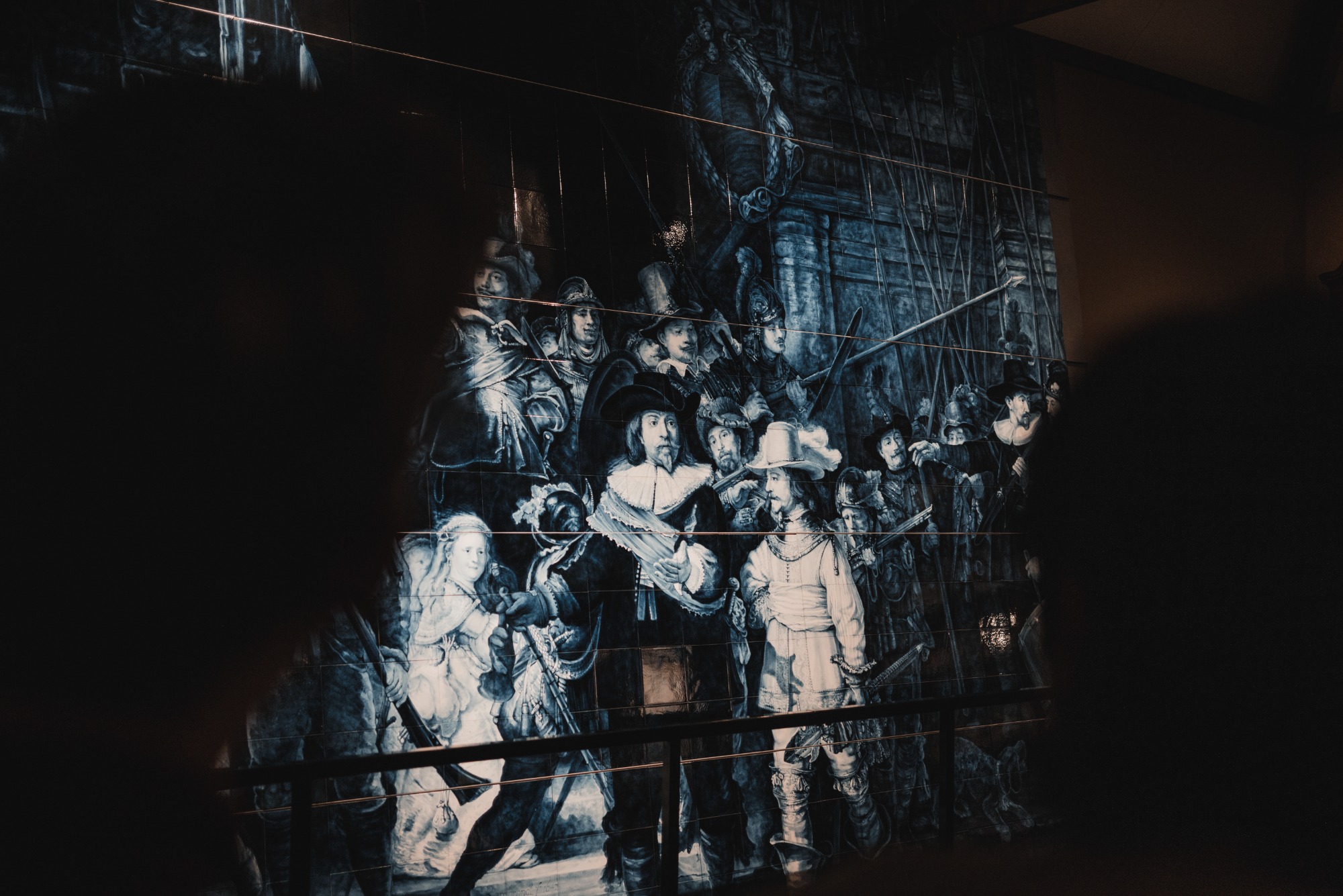 De nachtwacht in Delfts Blauw in het Royal Delft Museum