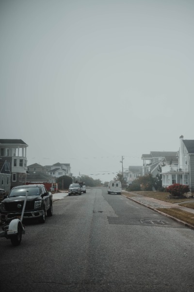 Een mistige straat aan de Jersey Shore