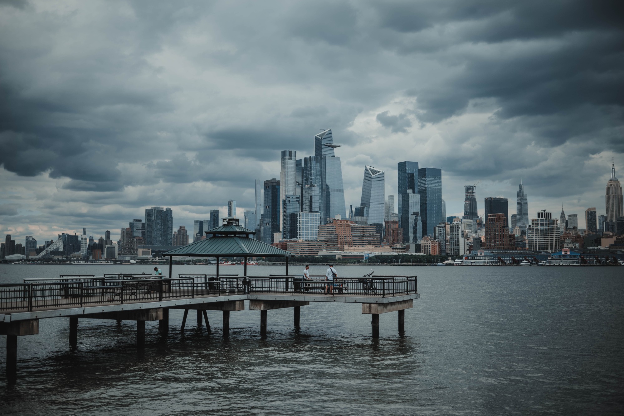 New York City skyline achter een pier.