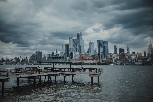 New York City skyline achter een pier.