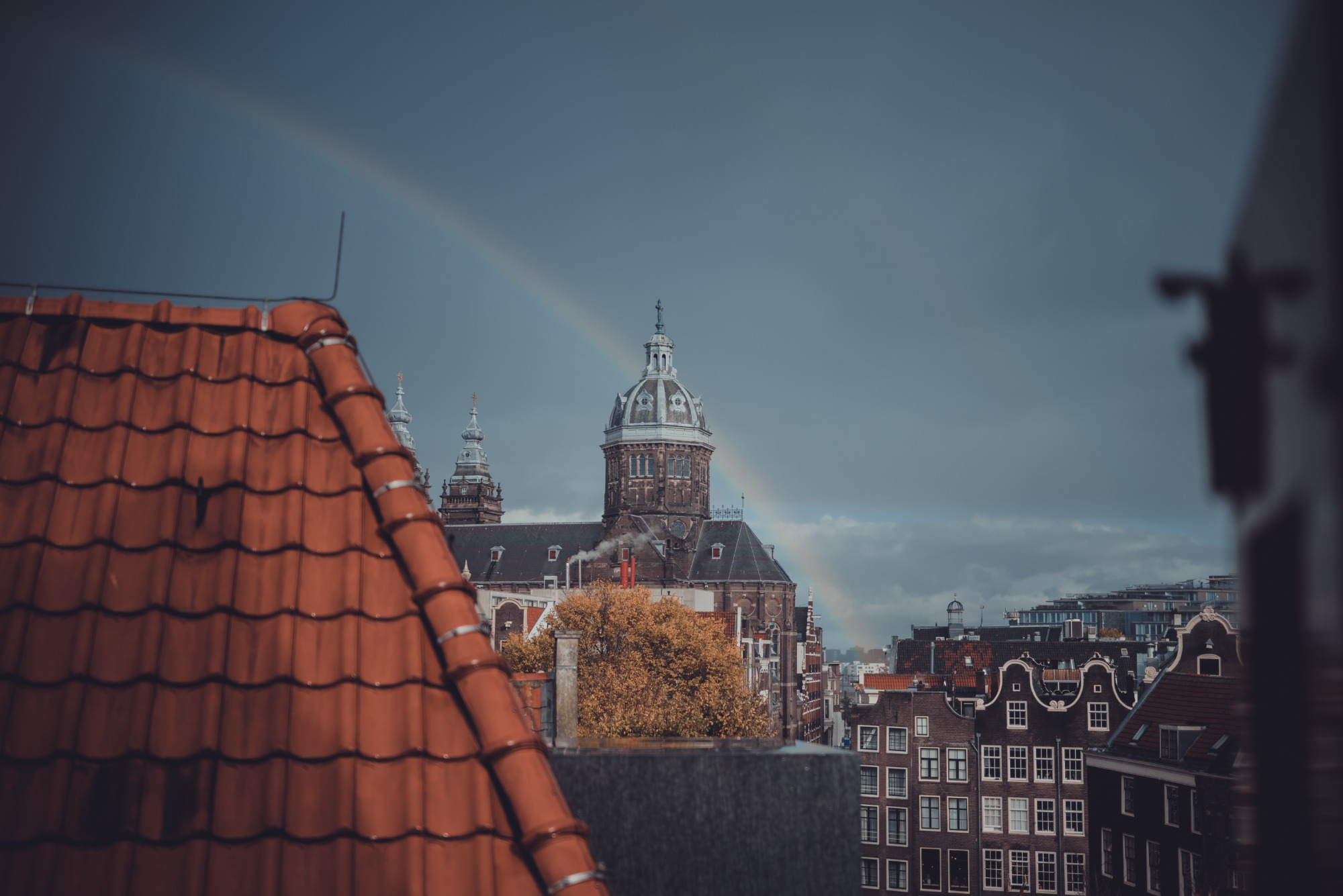 Uitzicht op de oude kerk vanaf zolder. Met regenboog.