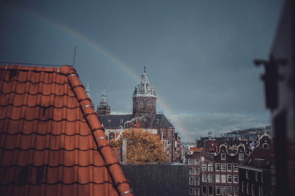 Uitzicht op de oude kerk vanaf zolder. Met regenboog.