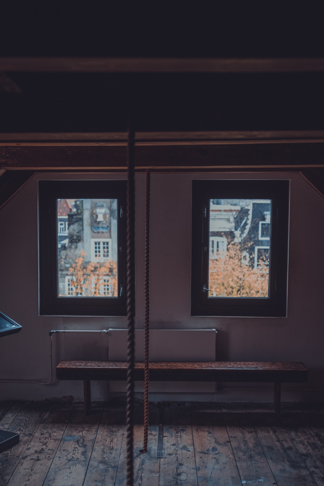 Een oude kamer met ramen