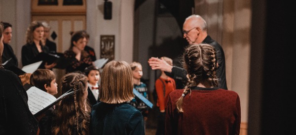 Dirigent met kinderen