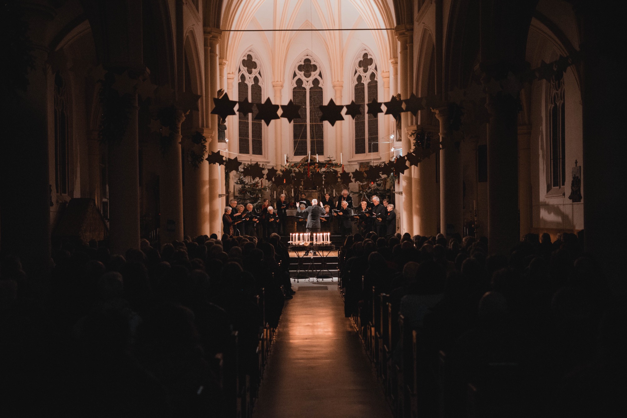 De kerk van achteren, met Musica Cordis op het altaar