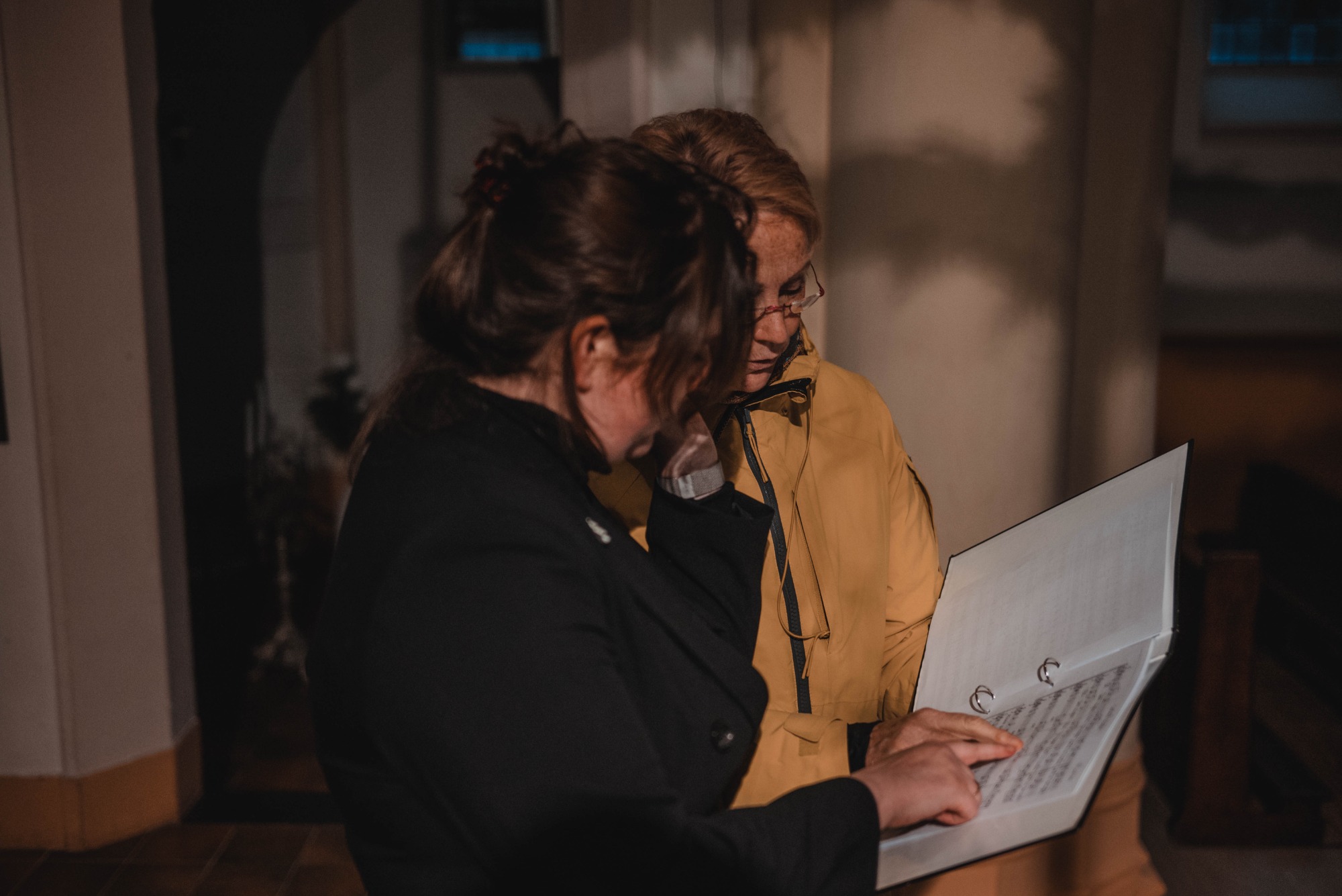 Moeder en dochter nemen muziek door