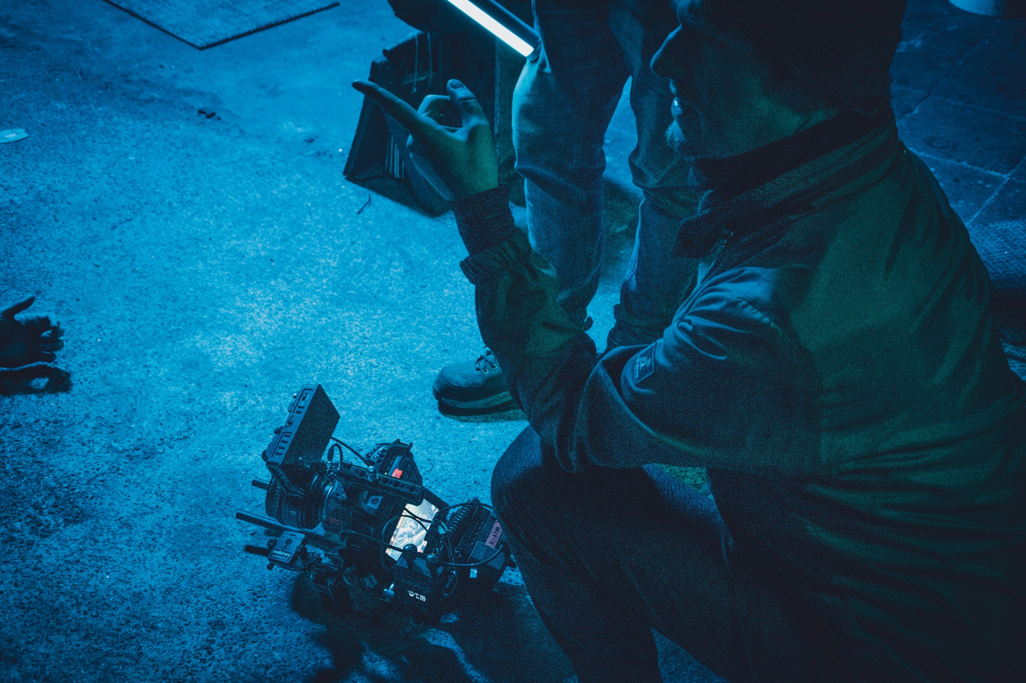 Cameraman overlegt met collega