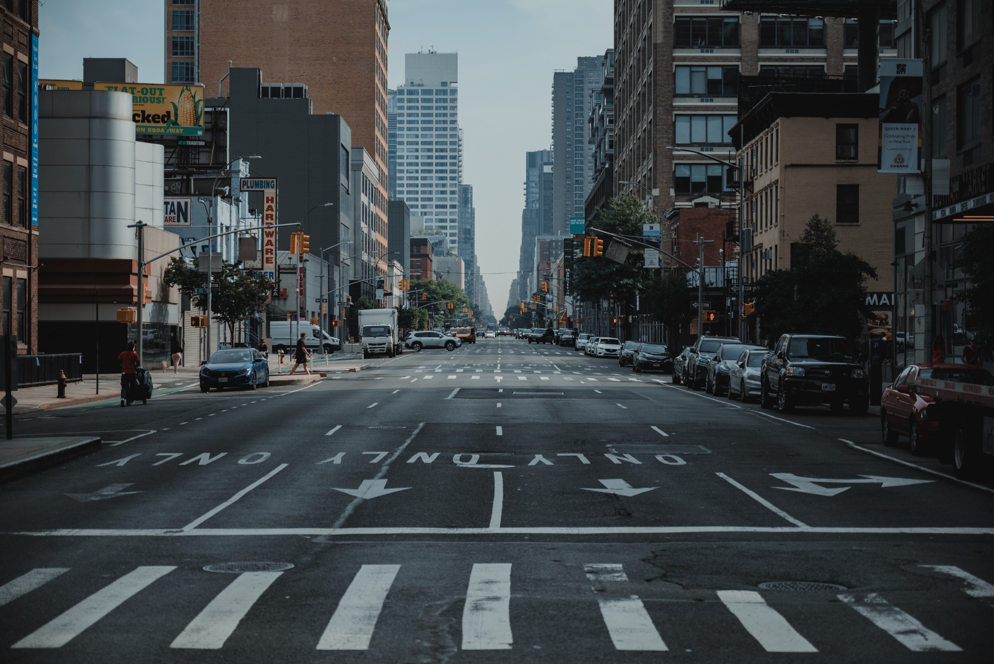 Een drukke straat in New York. We kijken de diepte in. Het is rustig op straat.