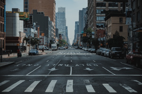 Een drukke straat in New York. We kijken de diepte in. Het is rustig op straat.