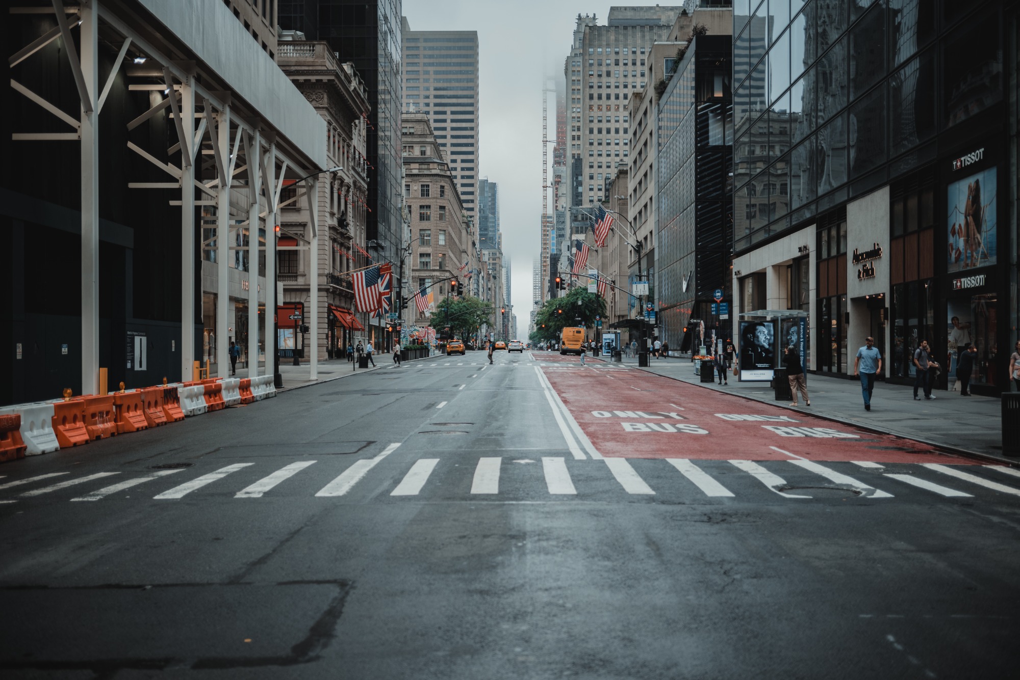 Een lege straat in New York, op een grijze dag.